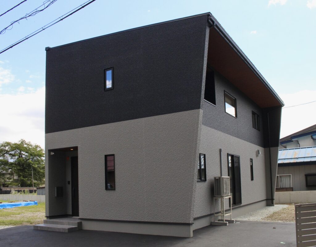 ブラックとグレーのツートンで仕上げた住宅|山形県|ミナガワ建設