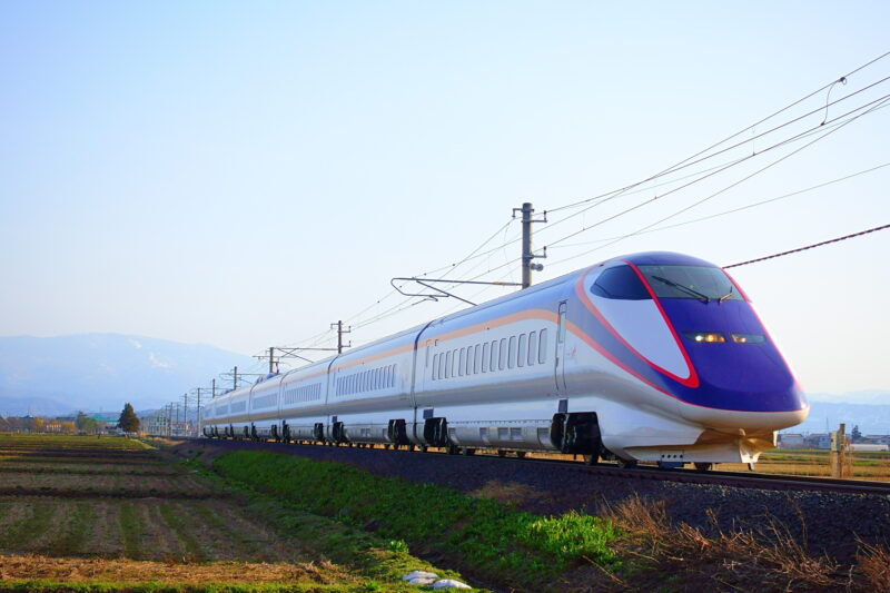 山形新幹線”つばさ”号と白馬の騎士