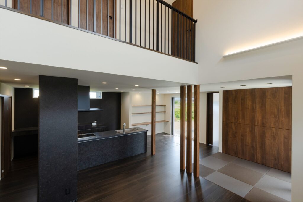 吹き抜けと配色にこだわったホテルライクな家