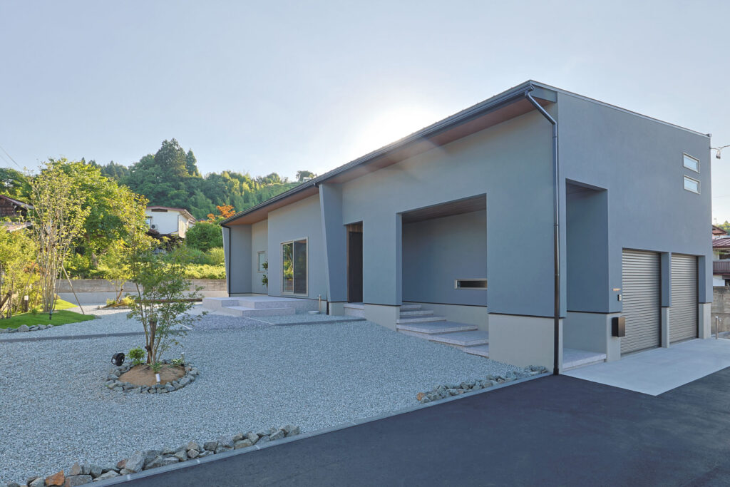 車を2台並列駐車できる平屋のビルトインガレージ