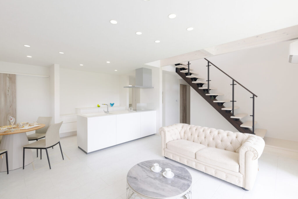 白を基調としたホテルライクな家