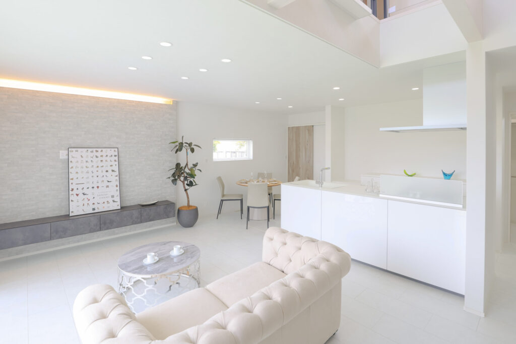 ホワイトグレーと大理石調の床で彩るモダンな住宅