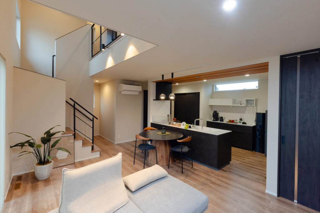 吹き抜けから自然の心地よさが広がる家