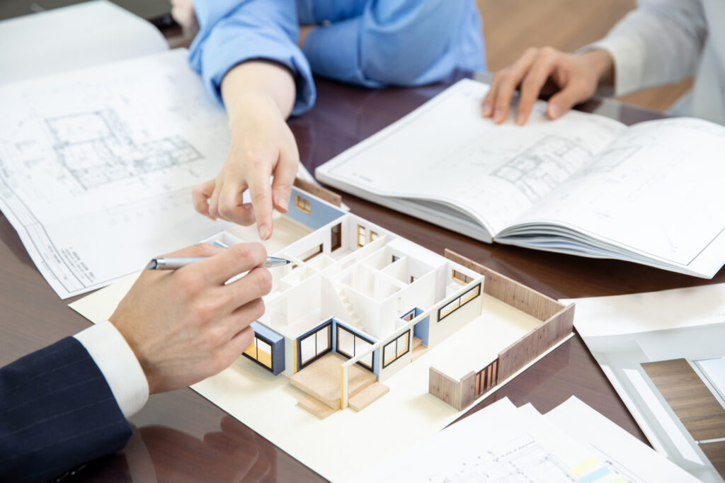 住宅の設計や申請に向けた打ち合わせと図面のイメージ