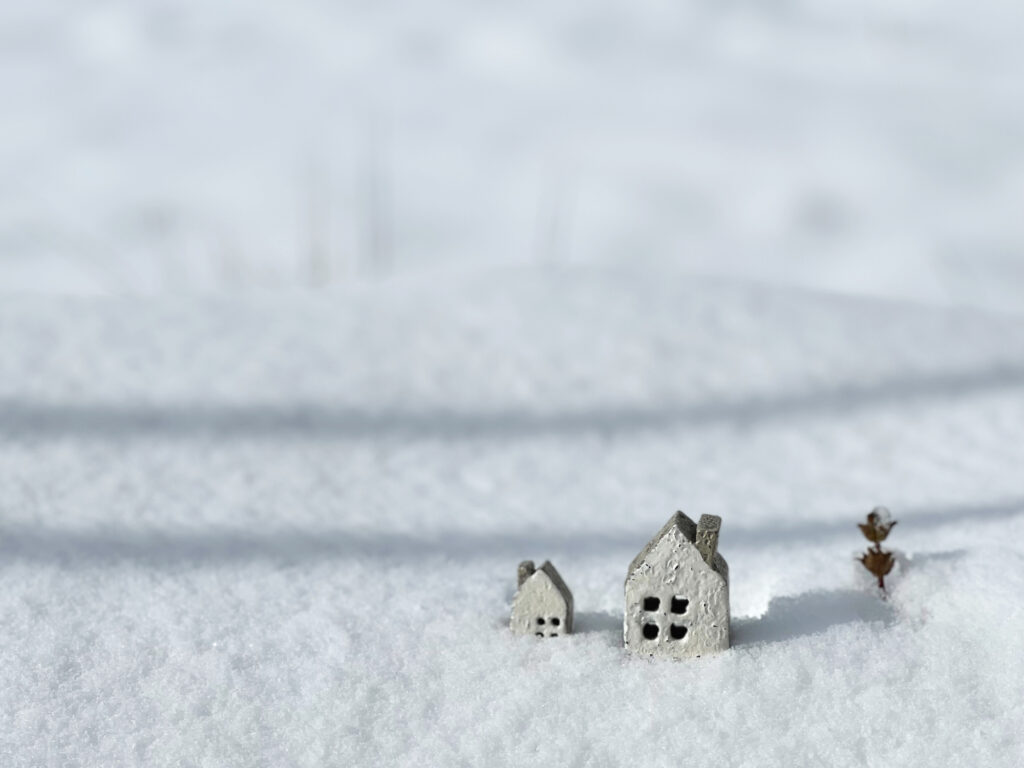 雪が積もった住宅をイメージした写真